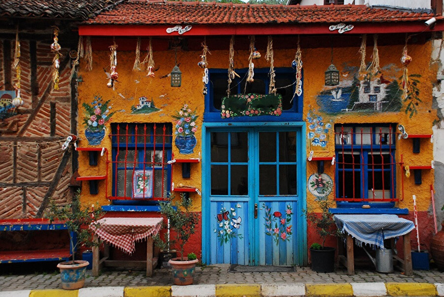 Bursa, Türkiye'nin bir ili ve en kalabalık dördüncü şehri.