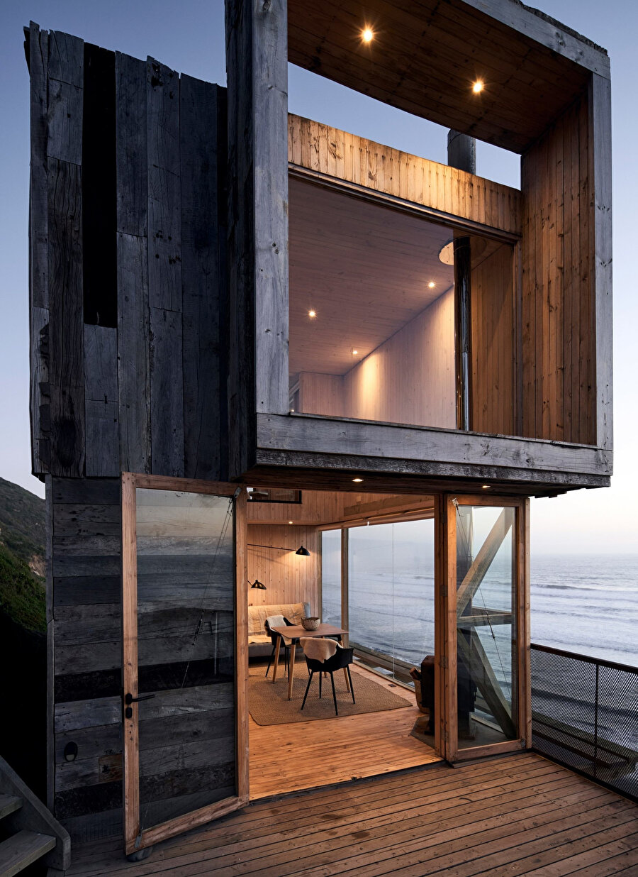 Kabinlerin giriş kapısı, tamamen açılarak iç mekanı dış terasla birleştiriyor.