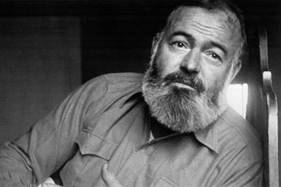 Hemingway beni mütebessim yüzüyle dinledi ve “Bak sen şu pisliklere!” deyip bir kahkaha attı. 