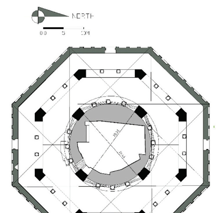 Şekil 3 Üstte, sağda: Kubbetü’s-Sahra’nın planı. Solda: Yapının dairesel duvarlarının inşaat halinde göründüğü biçimiyle çatısız olarak üç boyutlu modellemesi (Kaynak: Al-Ratrout).