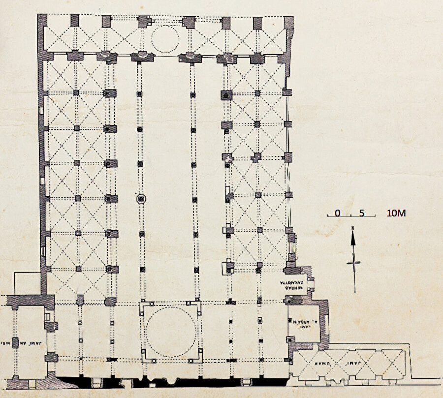Şekil 5 Solda: Kudüs’teki Aksa Camii’nin bugünkü görünümü. Siyah renk, bugünkü Aksa Camii’de görülebilen Müslümanlardan kalma kalıntıları (Hamilton, 1949). Üstte: Aksa Camii’nin planı (Duncan, 1972, s.17).