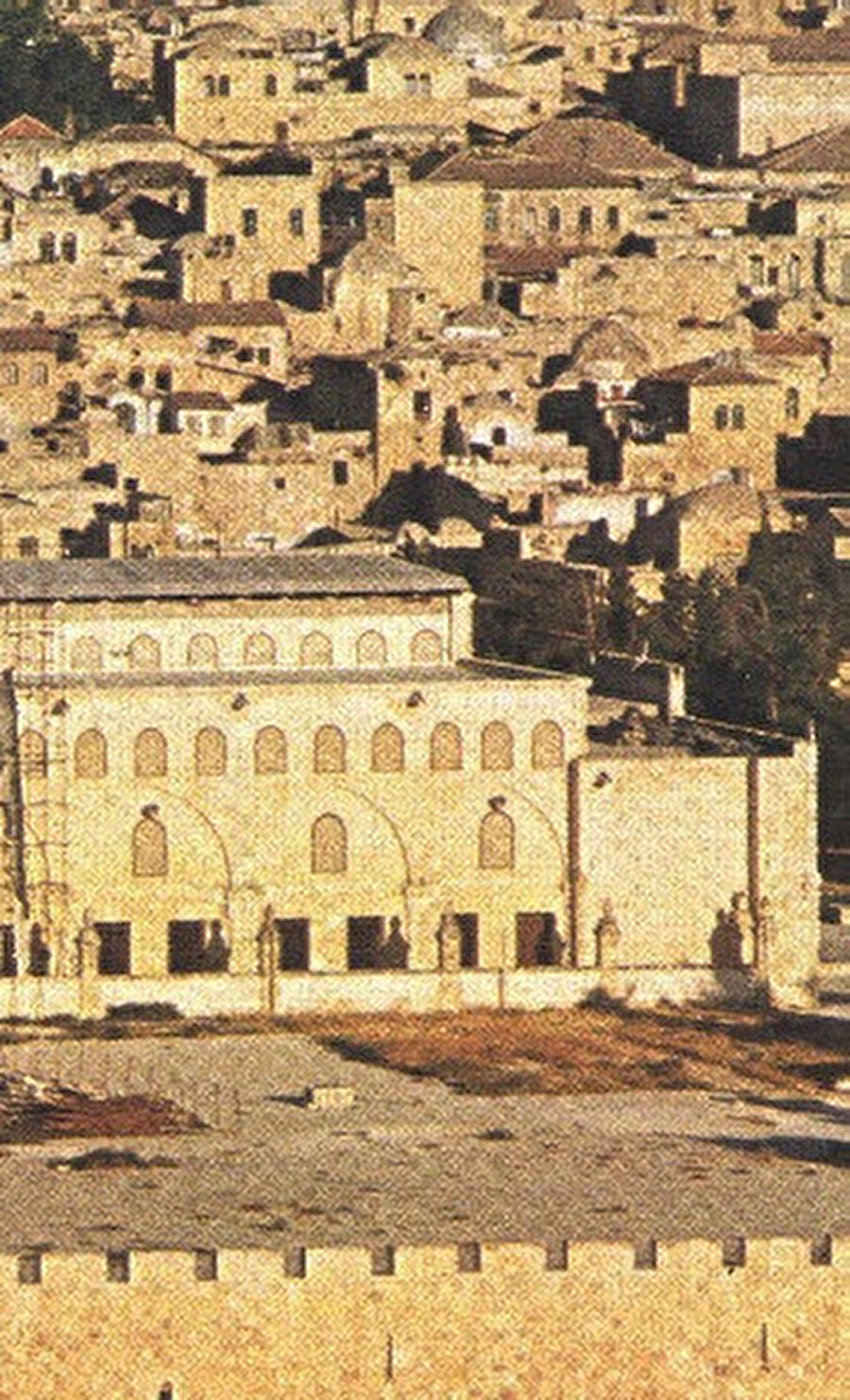 Şekil 5 Solda: Kudüs’teki Aksa Camii’nin bugünkü görünümü. Siyah renk, bugünkü Aksa Camii’de görülebilen Müslümanlardan kalma kalıntıları (Hamilton, 1949). Üstte: Aksa Camii’nin planı (Duncan, 1972, s.17).