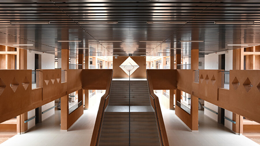 Polikliniklere erişimin sağlandığı merdiven birimi.