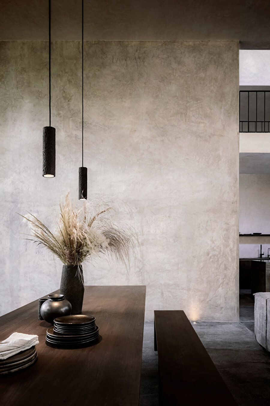 Evin mobilya ve aydınlatma elemanlarında da, işlevsellik ve minimallik ön plana çıkıyor.