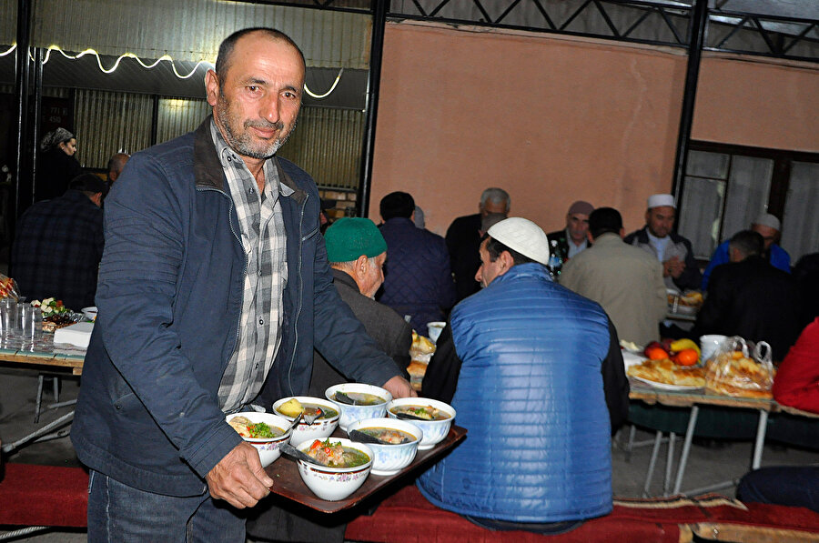 Sovyetler Birliği'nin dağılmasının ardından Stepnoye köyünün girişinde inşa edilen caminin dış cephe duvarı yenileniyor, çevre düzenlemesi yapılıyor.