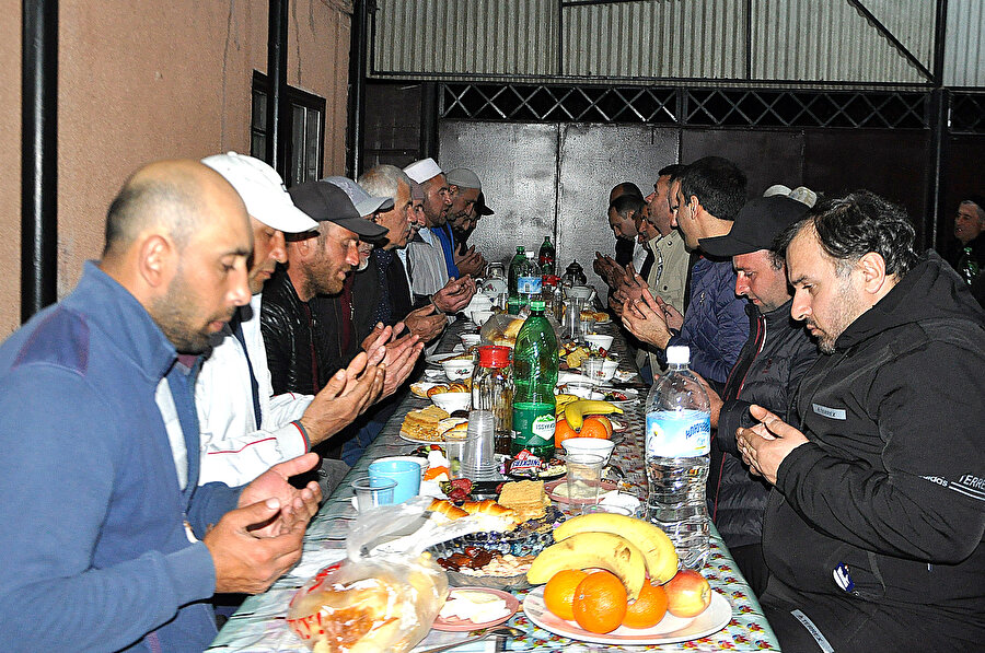 Kırgızistan'daki Ahıska Türkleri ramazanda toplu iftar geleneğini yaşatmaya devam ediyor.