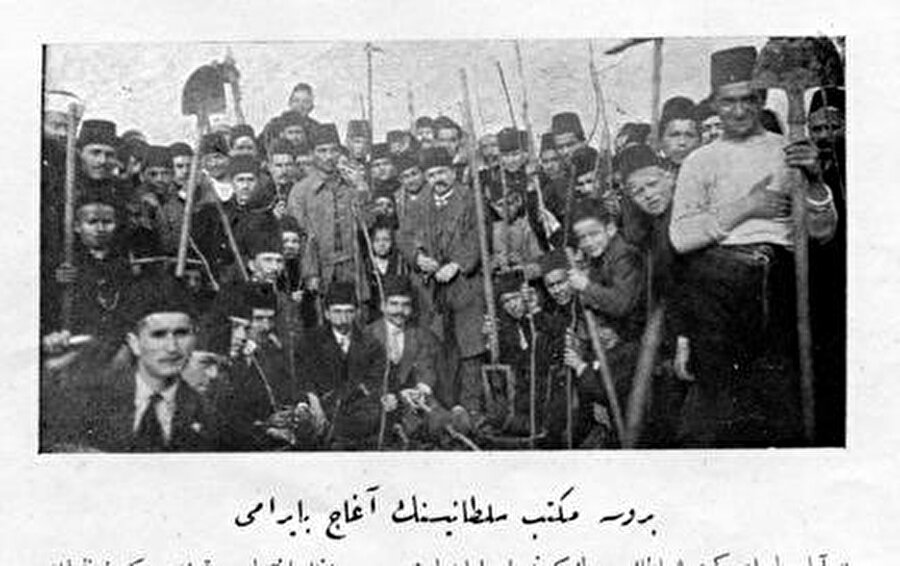 1914 yılında ağaç bayramına katılan Bursa Mekteb-i Sultani öğrencileri