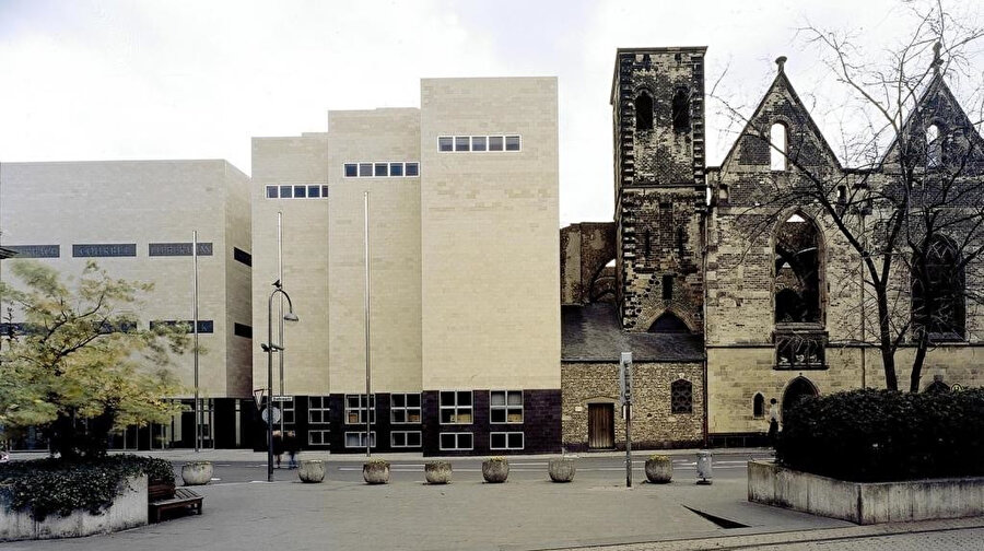 Ungers’in mimari tarzının ana örneklerinden biri olarak kabul edilen Köln'deki Wallraf-Richartz-Müzesi (2001).