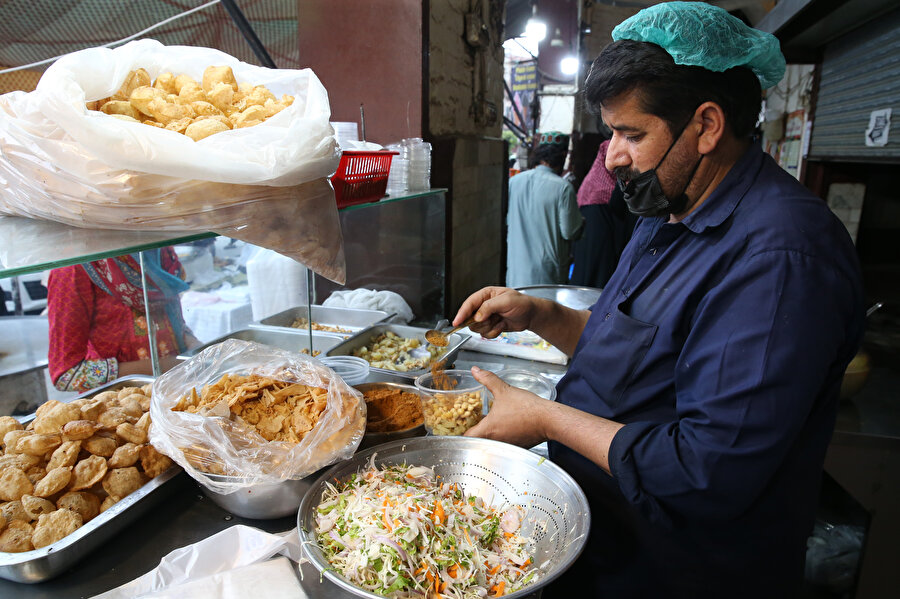 Sokak satıcıları ve restoranlar, iftara birkaç saat kala bu yiyecekleri hazırlamaya başlıyor.