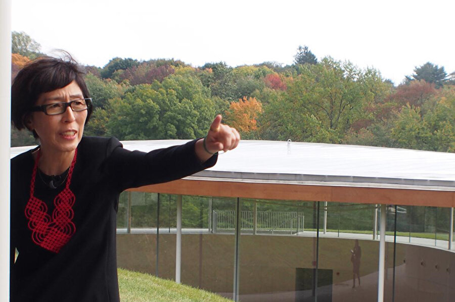 Kazuyo Sejima, Grace Farm yapısı önünde.