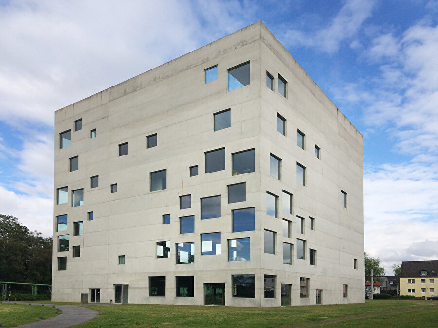 SANAA'nın Japonya dışında tamamladığı ilk büyük ölçekli projesi Almanya, Essen'deki Zollverein Yönetim ve Tasarım Okulu oluyor. Tasarım küp formundan ilham alıyor. (2003-06) 