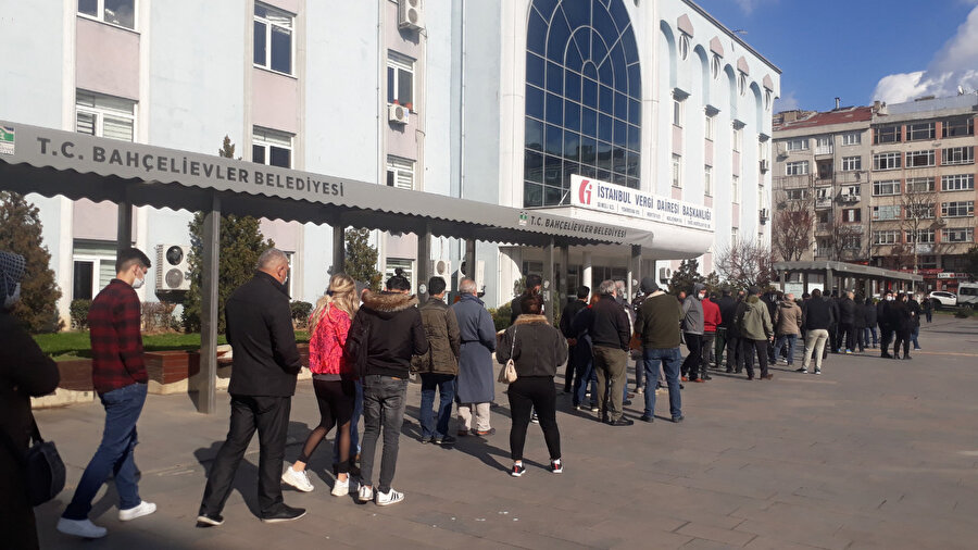 Vergi Dairesi Başkanlığı önündeki kuyruk- Arşiv