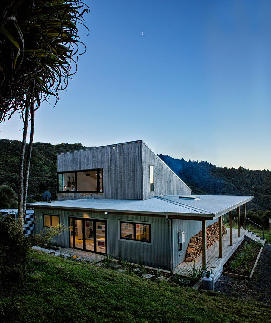 Back Country Evi, Yeni Zelanda'nın kırsal kesimindeki evlerin bir tür yeniden yorumlanması olarak görülüyor.