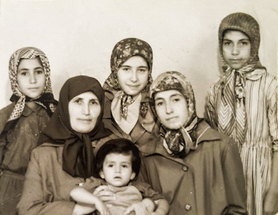 Mevhibe Kor, beş çocuğu ile birlikte.