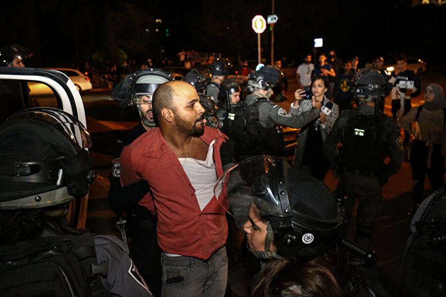 İsrail güçlerinin Kudüs'ün Şeyh Cerrah Mahallesi'ndeki ihlalleri protesto eden Filistinlilere müdahalesi.