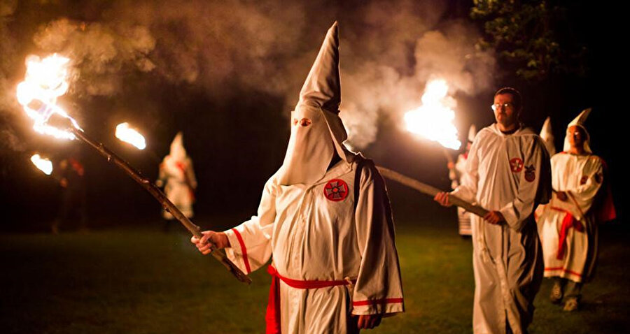 Güney Carolina. Nefret suçlarıyla örülü maziye sahip bir eyalet. Ku Klux Klan’ın geçmişte en etkili olduğu bölge.