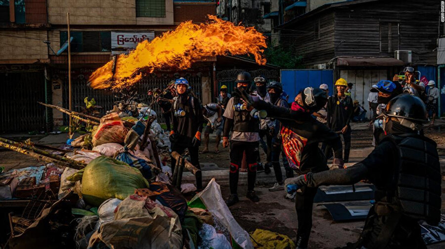 Myanmar ordusuna molotof kokteyli fırlatan darbe karşıtı protestocular.