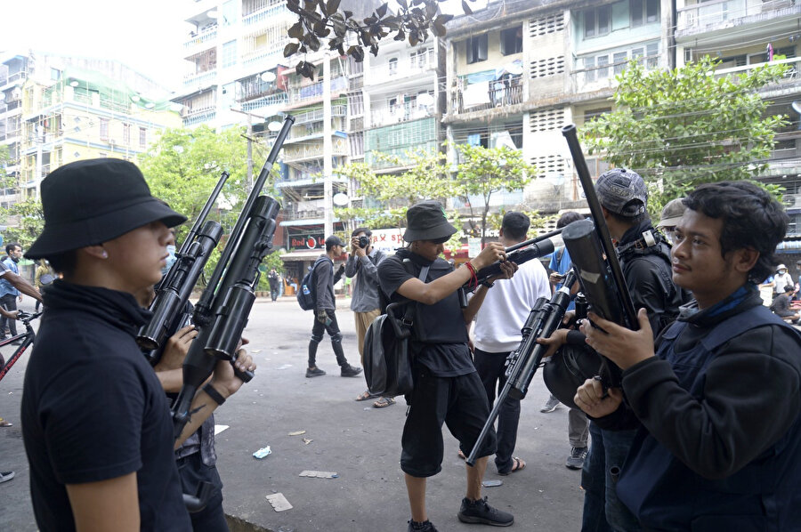 Myanmar'da askeri darbe karşıtı protestocular.