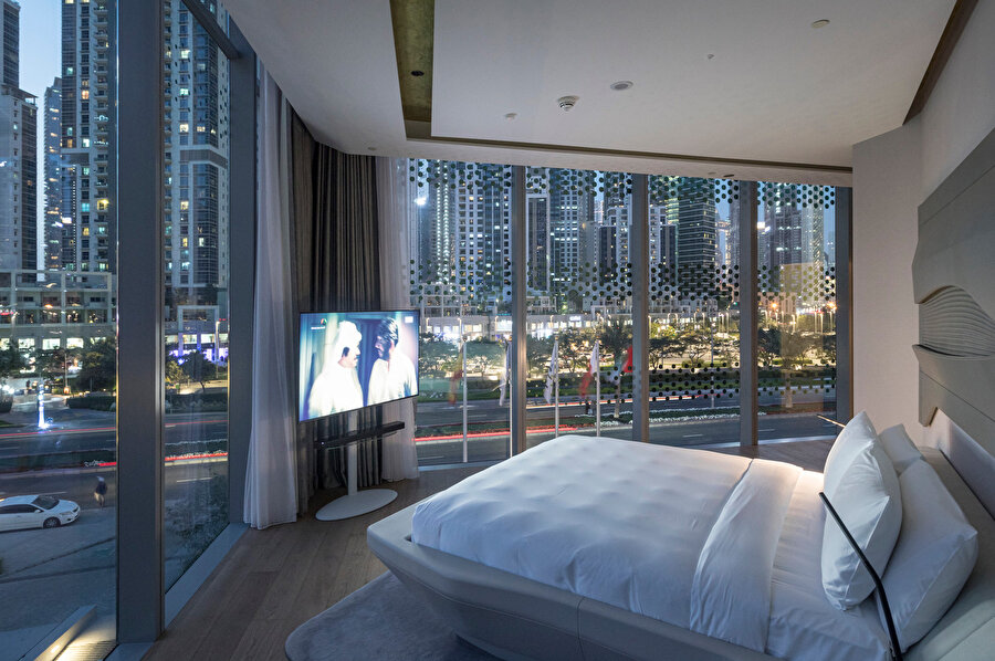 Her yatak odasında Zaha Hadid tarafından tasarlanmış yataklar, süitlerde ise "Work & Play" kombinasyonlu kanepeler bulunuyor. 