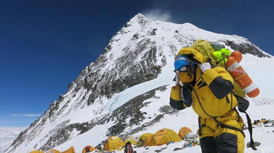 Everest Dağı bir yıl önce salgın nedeniyle kapatılmıştı