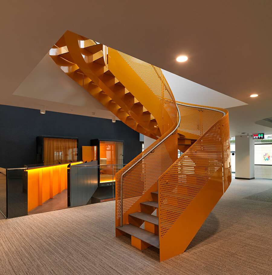 Mola/etkinlik zamanlarında terasa çıkmak için kullanılan merdiven; katın rengine ve dinamizmine eşlik ediyor.