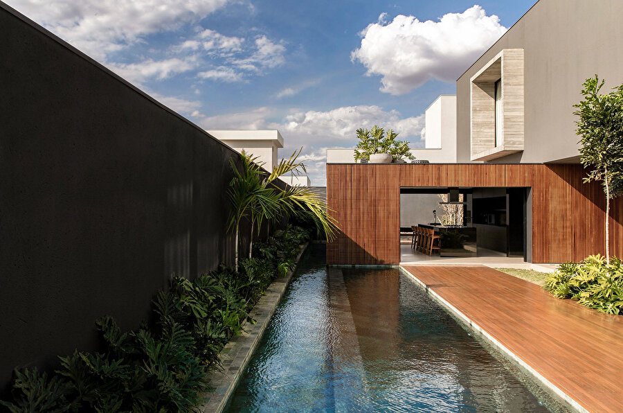 Cobogos Evi’nin açık havuzlu arka bahçesi.