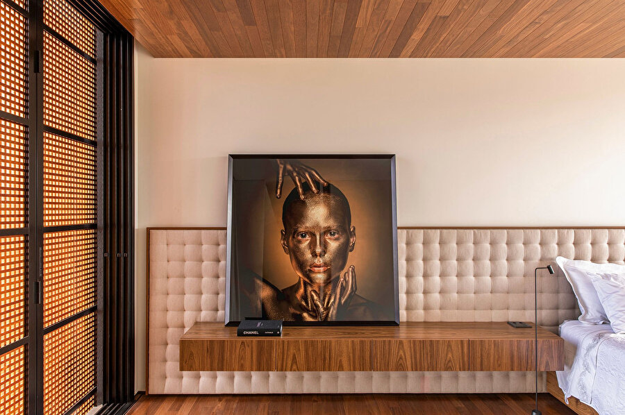 Evin iç dekorasyonu; taş ve ahşap döşemeler, soluk kumaşlar, deri mobilyalardan oluşuyor.