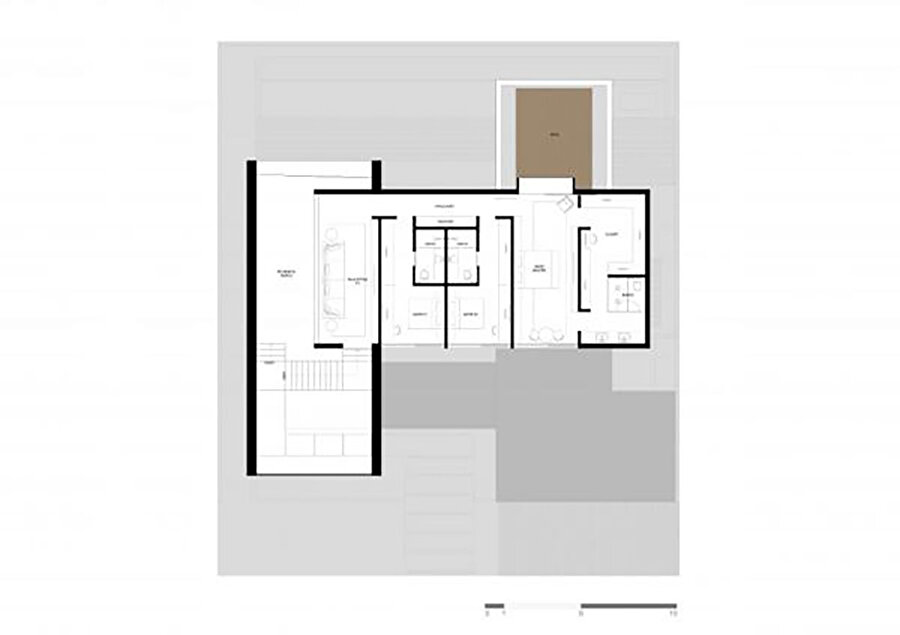 Üst kata çıkan merdivenler televizyon odasına ulaşıyor. Bu katta ayrıca yatak odaları ve teras bulunuyor.