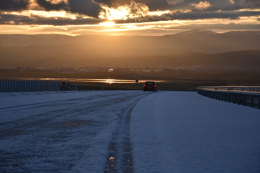 Kars'ta etkili olan dolu yağışı kenti beyaza bürüdü