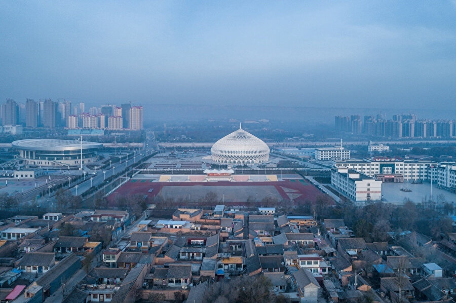  Linxia Grand Tiyatrosu, Gansu eyaletindeki Linxia şehrinde yer alıyor. 