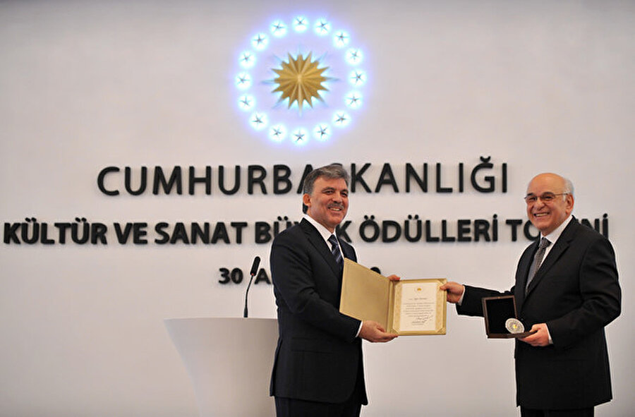 Uğur Derman dönemin Cumhurbaşkanı Abdullah Gül’den ödülünü alırken.