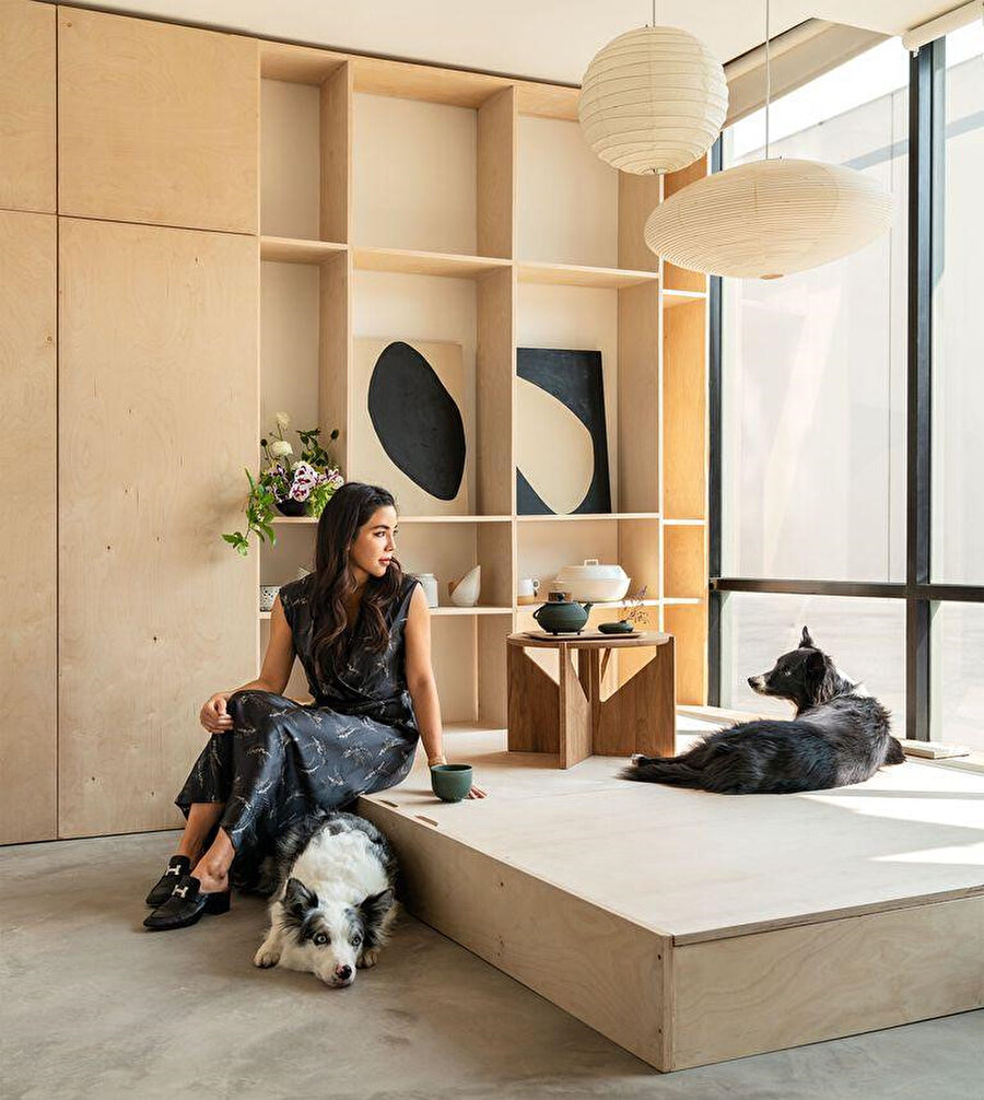 Mimar Amanda Gunawan, köpekleri Kipper (solda) ve Koby (sağda) ile birlikte misafir yatak odasında oturuyor.