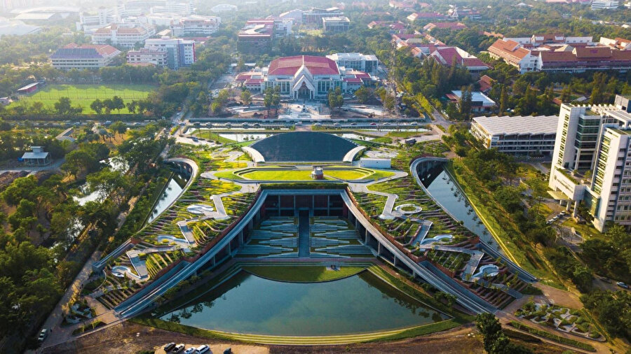 Thammasat Üniversitesi, Asya’nın en büyük organik çatı çiftliğini bünyesinde barındırıyor.