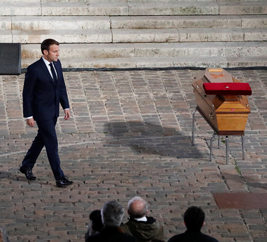 İslamofobik politikaların yaygınlaşmasına sebep olan Samuel Johnson cinayeti sonrasında, Johnson'ın cenazesine katılan Fransa Cumhurbaşkanı Emmanuel Macron.