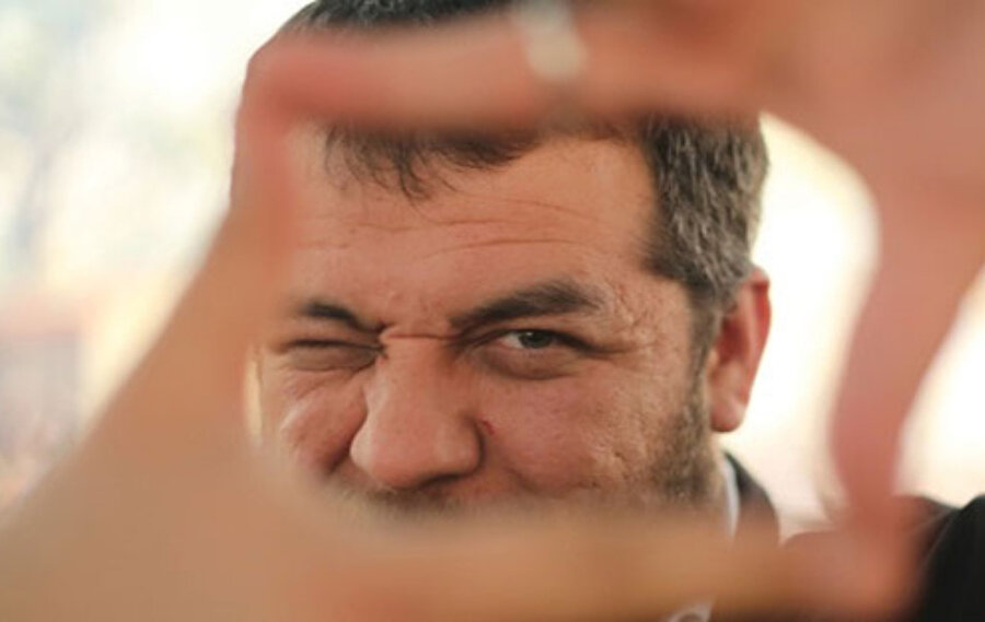 Bir çocuğun kendi başına keşfettiği ilk şeye, hayat denir. Yorgun adamlara, yoksul çocuklara, müfredat denilen o zalimle ilk karşılaşmaya…