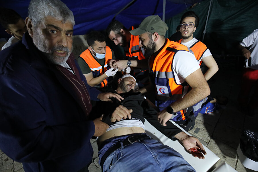 Harem-i Şerif'te İsrail polisinin mermi ve bombalarıyla yaralanmış bir Filistinli.