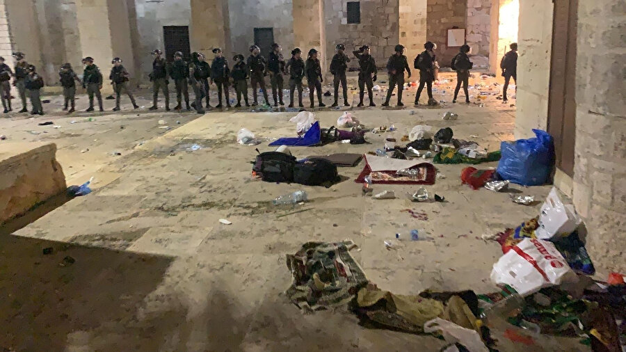 İsrail güçlerinden Mescid-i Aksa’da ses bombalı ve plastik mermili saldırı