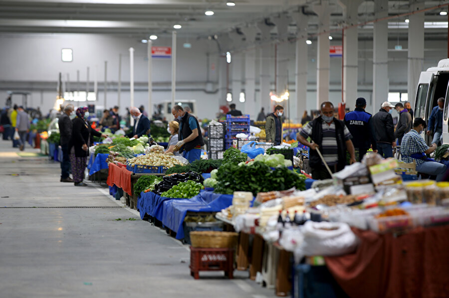 Pazar yerleri açıldı: Sadece yaş sebze ve meyve satılıyor