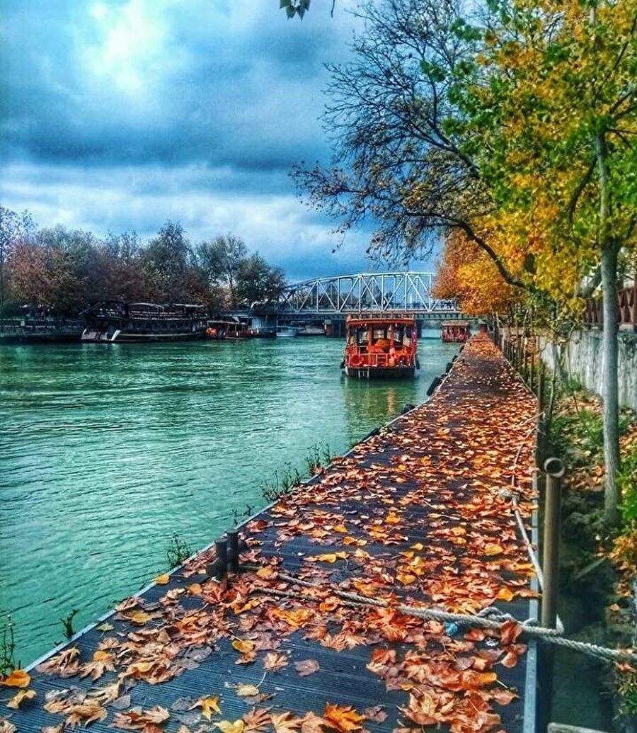 Taş ıslanmıştı. Hava bulutluydu. Su hakimdi. Taşı suya bıraktım. Atmadım, fırlatmadım. Bıraktım.