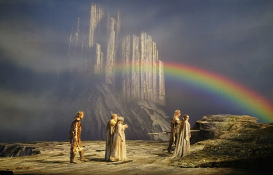 Wagner’in İskandinav ve Cermen mitolojisinden esinlenerek yazdığı Nibelung Yüzüğü tetralojisinin ilki olan ‘Ren Altını’ bu öyküyle başlar.