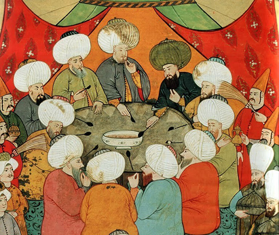 Devlet ricali yemek sahnesi.