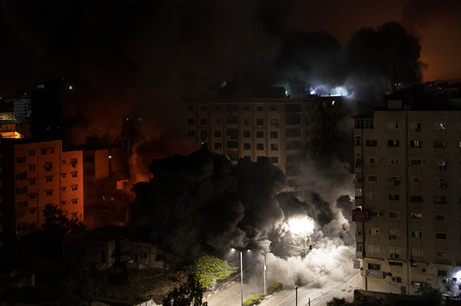 Hava saldırıları sonrası dumanlar içinde kalan Gazze'deki yerleşim yerleri. 