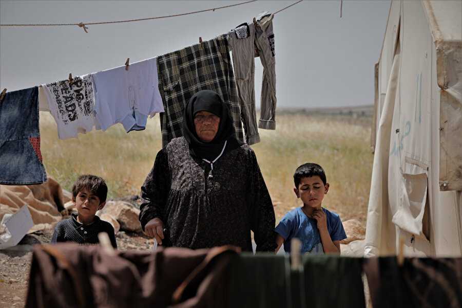 70 yaşındaki Uveyş Feyyad, torunlarıyla birlikte Ezrak Çadır Kenti'nde hayata tutunmaya çalışıyor.
