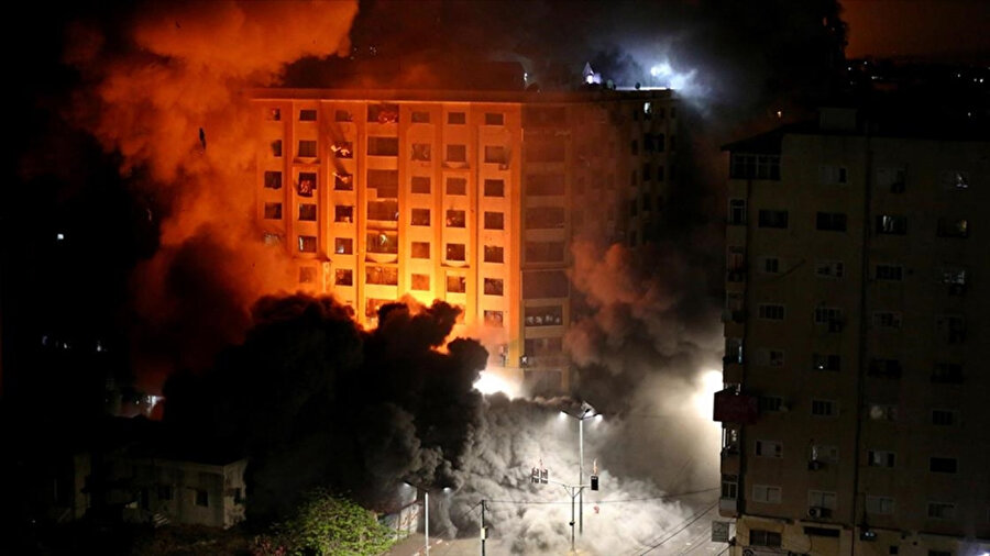 Gazze'de İsrail tarafından hedef alınan, sivillerin yaşadığı 9 katlı bir bina. 
