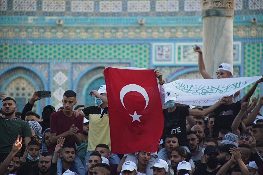 Namaz sonrası yapılan protesto gösterilerinde Türk bayrağı açıldı. 