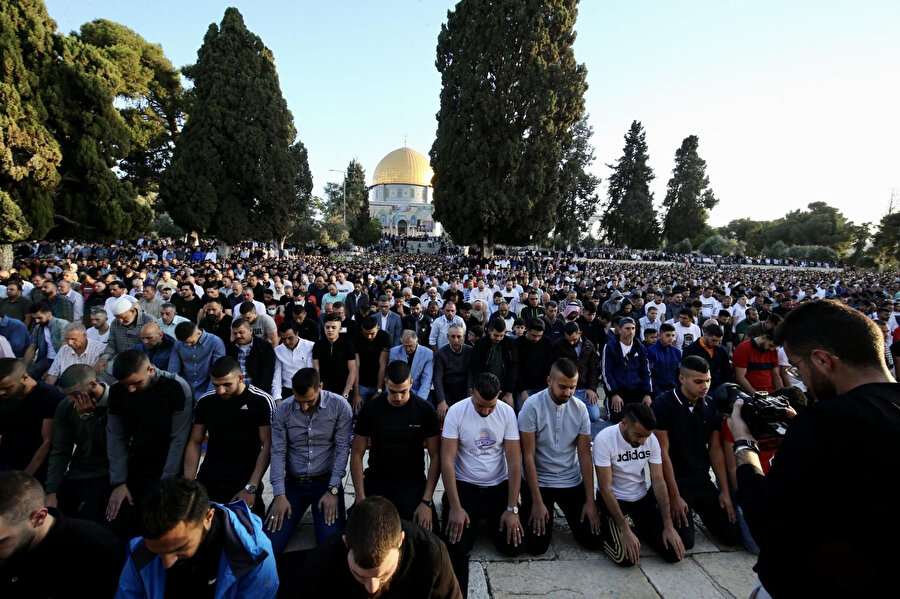 Bayram sabahı Harem-i Şerif'i dolduran Filistinliler.