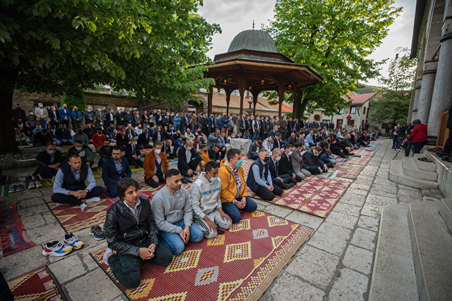 Saraybosna'daki tarihi Gazi Hüsrev Bey Camii'nde bayram namazı kılmak için toplanan cemaat.