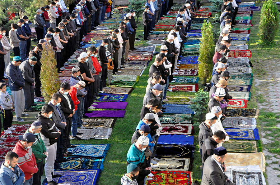 Süleyman Camii'nin avlusunda bayram namazı kılan Kırgızlar.