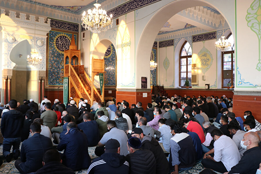 Tiflis Cuma Camisi'nde bayram namazı kılmak için bir araya gelen Türk, Azeri ve Gürcü gibi çeşitli etnik kökenlerden Müslümanlar. 