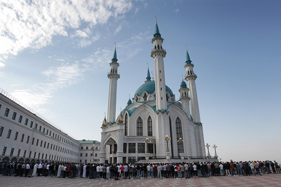 Kul Şerif Camii'nde bayram namazı kılan Kazanlılar. 